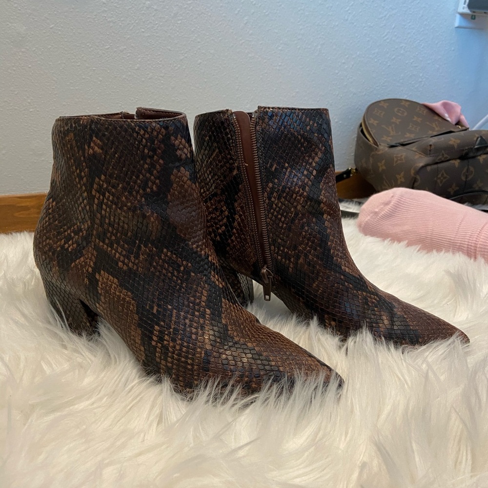 Steve Madden Snake skin booties (6.5)(no box)